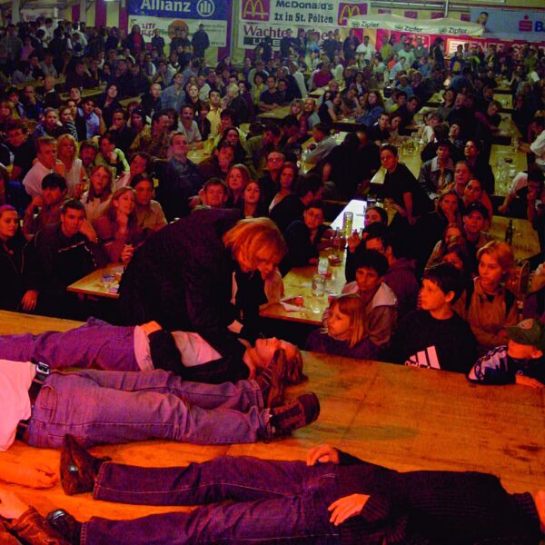 Teilnehmer in tiefer Hypnose während einer Live-Hypnoseshow mit Kubudo