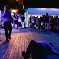 Hypnotiseur Udo Kubesch hypnotisiert eine Gruppe von Personen in Frankfurt an der Oder