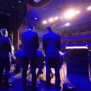 Blick von der Bühne in einen prachtvollen Theatersaal während der KUBUDO Hypnoseshow von Udo Kubesch.